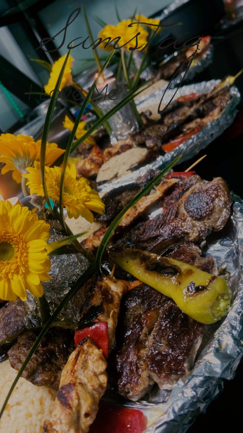 Gemischte Grill-Platte mit Rind, Lamm, Huhn, Reis, Tomate und Paprika